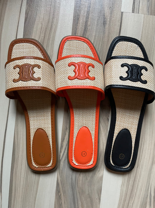 Mules plates dupes Céline camel,orange ou noir avec effet tressage paille et logo similicuir