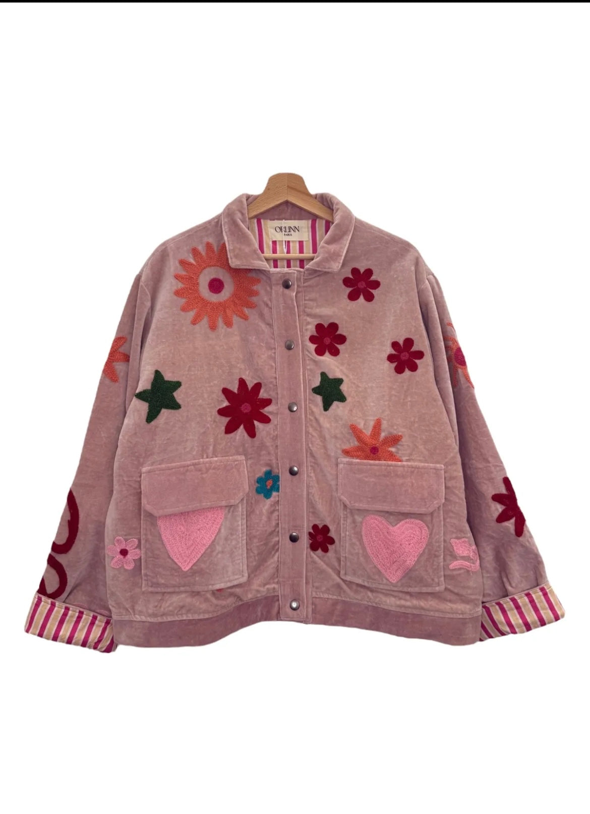 Veste en velours entièrement doublée rayures et brodée sur l’extérieur avec des fleurs et serpent dans le dos et sur 1 manche , fermeture pression , fabrication indienne 