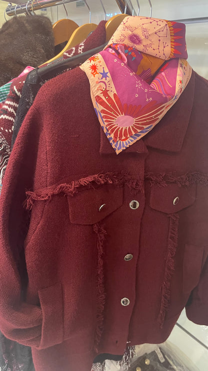 Gilet en lainage boutonné avec petites franges le long des manches et devant, très chaud laine et cashmere, 2 poches et boutons argent miroir , marque Orlinn